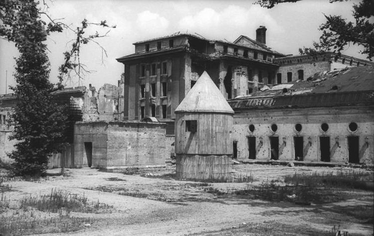 Bagindgangen til Hitlers bunker i haven til Det Nye Rigskancelli, tegnet af Albert Speer, som stod færdigt i 1939. Lige ved indgangen blev Hitler og Eva Braun brændt efter deres selvmord. Foto: Bundesarchiv