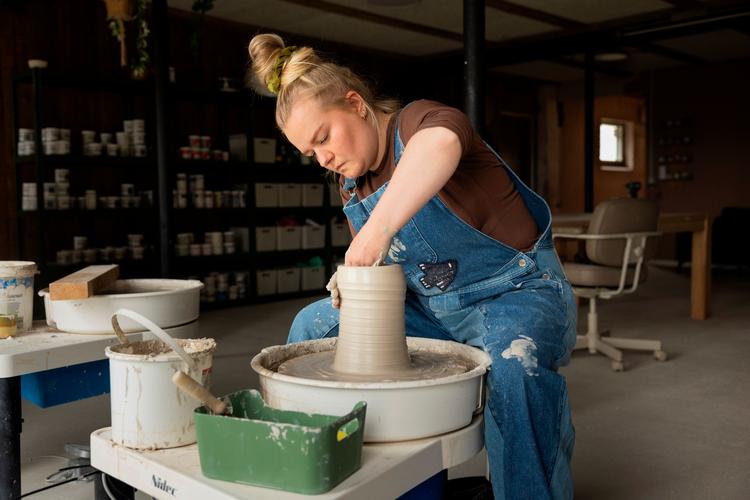 Fra sin bondegård i Midtjylland laver og sælger Kristine Sloth keramik. Foto: Vilma Søndergaard