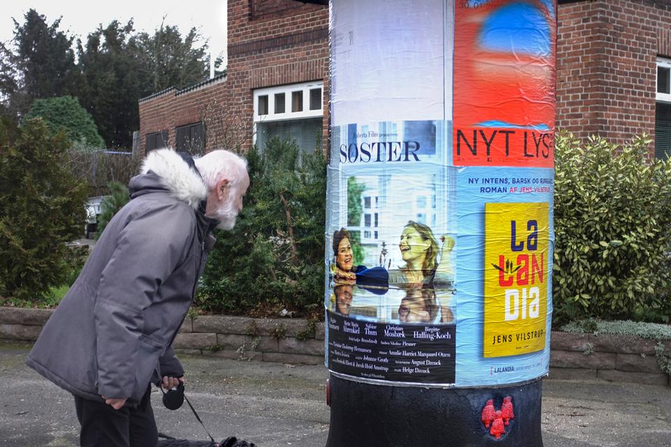 Knud V. Engelhardts plakatsøjler har stået i Gentofte Kommune i over 100 år og er stadig i brug som både poetiske og praktiske designobjekter.  Foto: Krass Clement