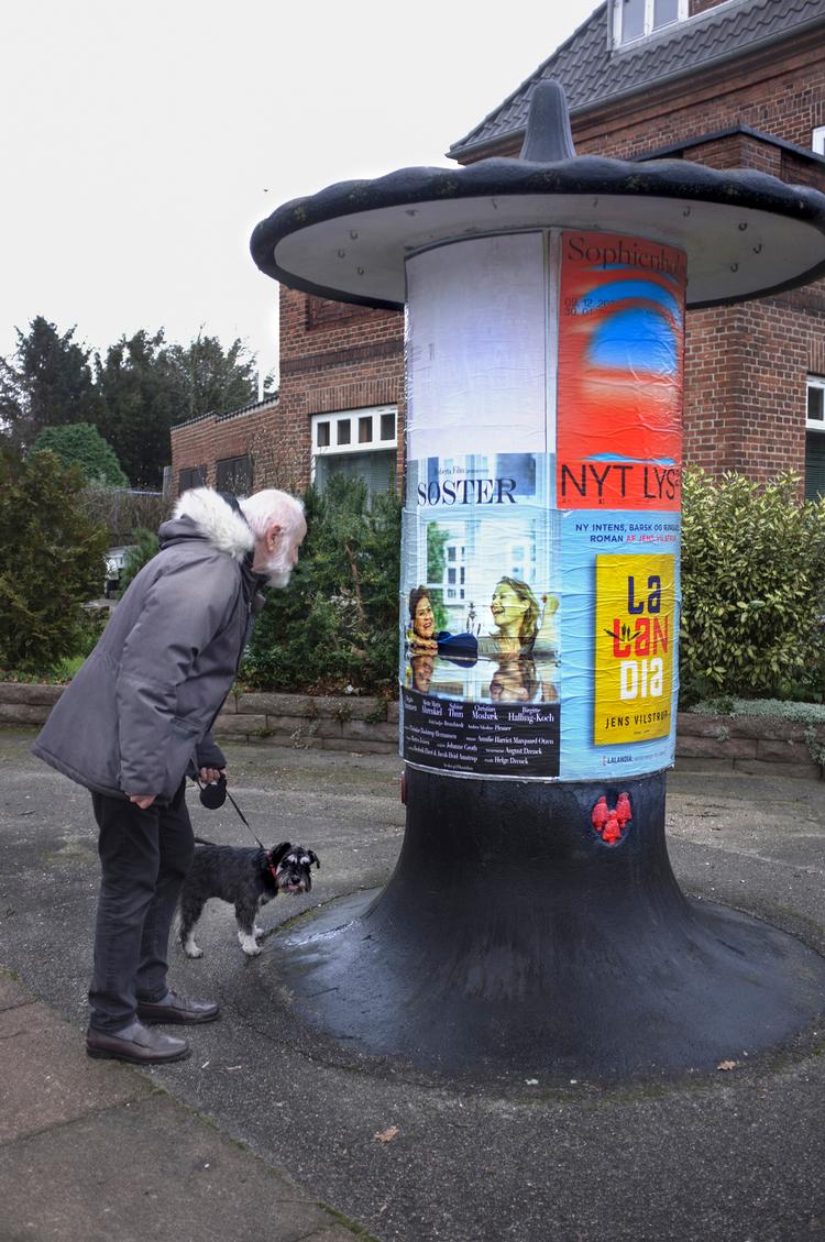 Knud V. Engelhardts plakatsøjler har stået i Gentofte Kommune i over 100 år og er stadig i brug som både poetiske og praktiske designobjekter.  Foto: Krass Clement