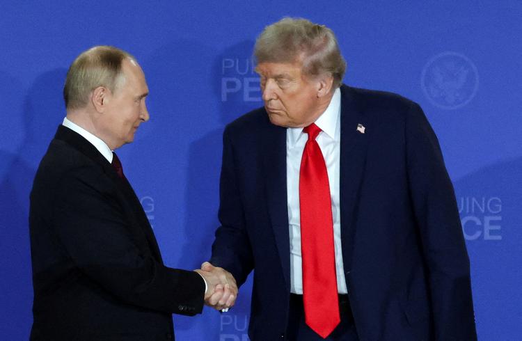 Den røde løber var rullet ud, da den russiske præsident Vladimir Putin i august 2025 mødtes med Donald Trump i Alaska for at forhandle om en afslutning af krigen i Ukraine.  Foto: Jeenah Moon/Ritzau Scanpix