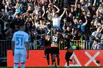 Venezias Akor Adams scorede tidligt i anden halvleg mod Napoli og jublede med de euforiske fans. Foto: Andrea Pattaro/Ritzau Scanpix