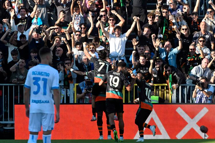 Venezias Akor Adams scorede tidligt i anden halvleg mod Napoli og jublede med de euforiske fans. Foto: Andrea Pattaro/Ritzau Scanpix