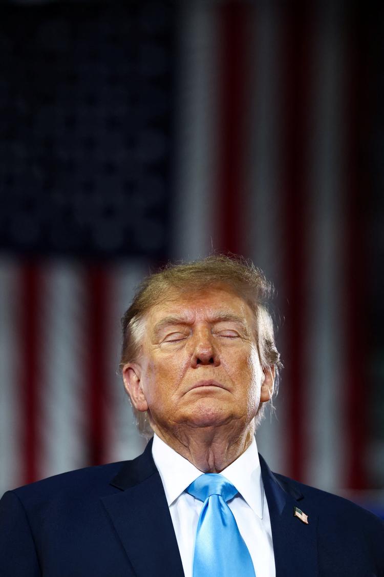 Med afblæsningen fredag aften af en serie nye og allerede vedtagne sanktioner mod Rusland rækker Donald Trump igen hånden frem mod Ruslands præsident Putin. Foto: Kevin Lamarque/Ritzau Scanpix