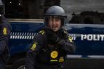 Politikens fotograf stod op ad en mur ved Højbro Plads i lørdags, da han første gang blev slået af politiet.     Foto: Thomas Borberg