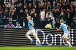 Oliver Provstgaard fejrer sin første scoring for Lazio og jagtes af landsmand Gustav Isaksen, der kom på tavlen senere i kampen. Foto: Alessandro Garofalo/Ritzau Scanpix
