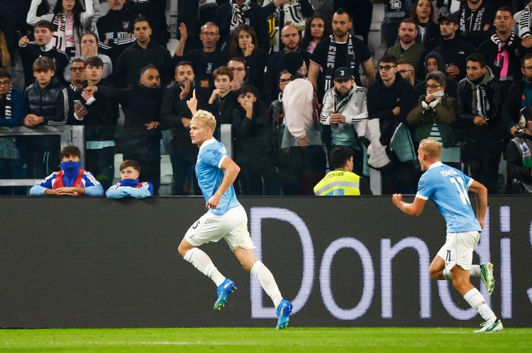 Oliver Provstgaard fejrer sin første scoring for Lazio og jagtes af landsmand Gustav Isaksen, der kom på tavlen senere i kampen. Foto: Alessandro Garofalo/Ritzau Scanpix