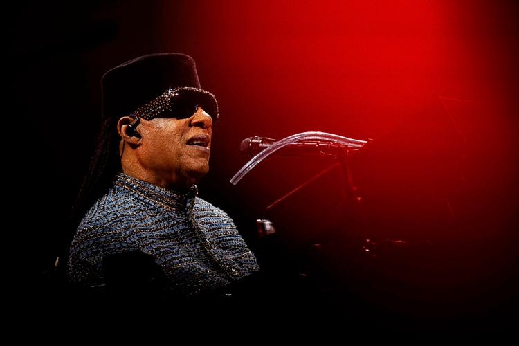 Politiken havde ikke fået lov til at medbringe egen fotograf til koncerten med Stevie Wonder i Royal Arena. Derfor er her et billede fra Wonders koncert i Paris 15. oktober. Foto: Anna Kurth/Ritzau Scanpix