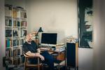 »Jeg er festryger, bider negle og kan godt lide at snacke saltede nødder og chips, inden jeg skal sove. Det er noget lort«, siger Morten Pape. Her er han i sit hjemmekontor. Foto: Miriam Dalsgaard