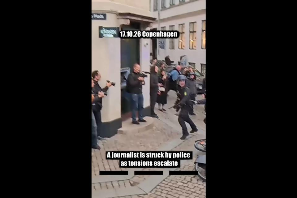 Video fra ny vinkel viser flere politislag mod fotograf