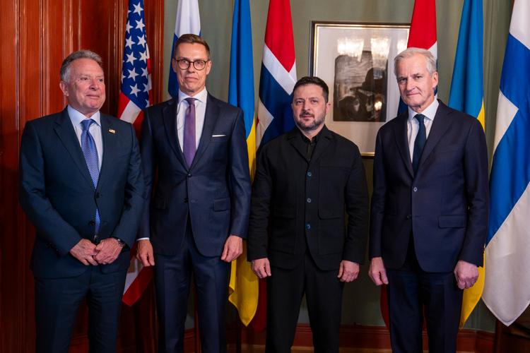 Trods de seneste dages åbne skænderier mellem USA og Ukraine indledte Trumps udsending Steve Witkoff (t.v.) sit møde i Oslo med et kram med Volodymyr Zelejskyj (anden fra højre). Zelenskyj står mellem den finske præsident Alexander Stubb og Norges statsminister Jonas Gahr Støre. Foto: Heiko Junge/Ritzau Scanpix