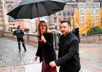 Ukraines præsident Volodymyr Zelenskyj søger ly under en norsk paraply, da han ankommer til Stortinget på besøg dagen efter fredsforhandlinger med USA. Nu vil EU også have Norge og andre parter uden for EU til at sikre Ukraine økonomisk ly fremover.  Foto: Jonathan Nackstrand/Ritzau Scanpix