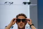 Metas øverste chef, Mark Zuckerberg, prøver nogle af Metas briller, som har været meget i fokus i år. Foto: Carlos Barria/Ritzau Scanpix