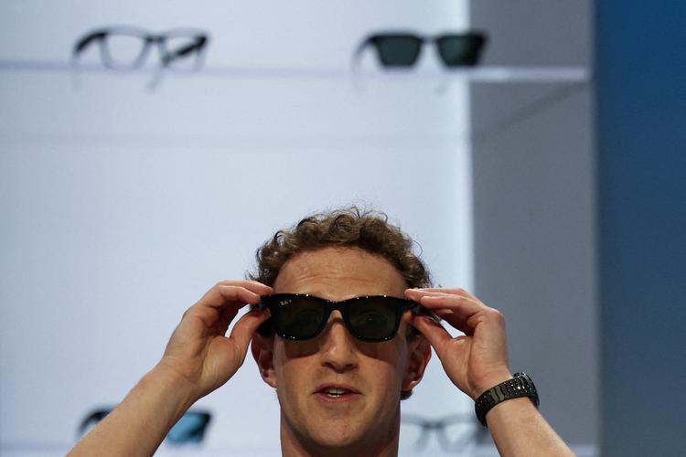 Metas øverste chef, Mark Zuckerberg, prøver nogle af Metas briller, som har været meget i fokus i år. Foto: Carlos Barria/Ritzau Scanpix