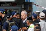 Benjamin Netanyahu er den længstsiddende regeringsleder i Israels historie med næsten 20 år fordelt på tre perioder. Her besøger han stedet for et formodet angreb i udkanten af Jerusalem i september 2025. Foto: Ammar Awad/Ritzau Scanpix