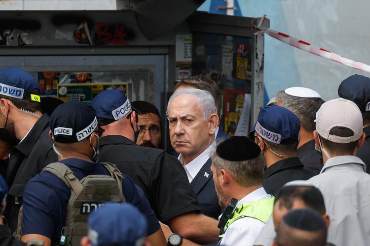 Benjamin Netanyahu er den længstsiddende regeringsleder i Israels historie med næsten 20 år fordelt på tre perioder. Her besøger han stedet for et formodet angreb i udkanten af Jerusalem i september 2025. Foto: Ammar Awad/Ritzau Scanpix