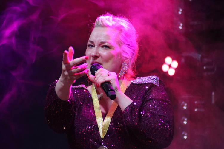 49-årige Sandie Johnson rejste fredag til Las Vegas for at repræsentere Danmark ved VM i karaoke. Foto: Chris Petersen og Tom Sønderholm