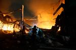Brandmænd forsøger at slukke branden efter endnu et russisk angreb på Kyiv. Foto: Serhii Dilin/Ritzau Scanpix