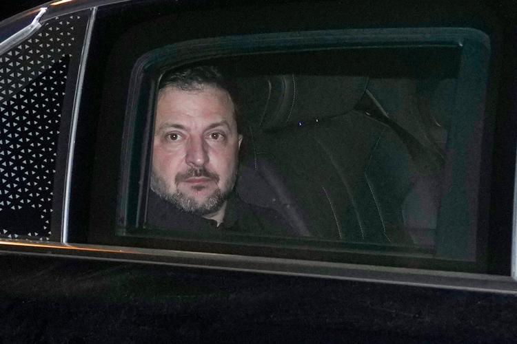 Ukraines præsident Zelenskyj er under tredobbelt pres: Fra russiske bomber, fra amerikansk svigt og nationalistiske strømninger i Europa.  Foto: Heiko Junge/Ritzau Scanpix