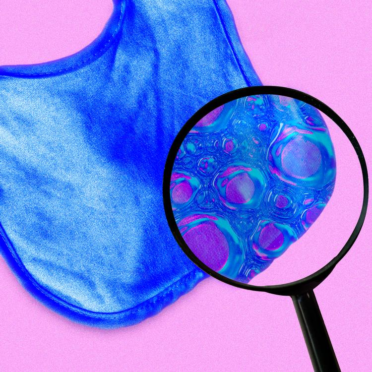 Velbekomme! Test af hagesmæk fra Kina viser, at grænseværdien for to PFAS-typer overskrides henholdsvis 174 og 800 gange.  Illustration: Mathias Lystbæk. Originalfotos: Pexels