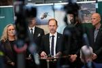 Forsvarsminister Jeppe Bruus (S) holdt torsdag pressemøde om indkøb af langtrækkende missiler. Til stede var også forsvarsordførerne Alex Ahrendtsen (DF), Stinus Lindgreen (R), Carsten Bach (LA), Charlotte Bagge Hansen (M) og Marcus Knuth (K). Foto: Emil Helms/Ritzau Scanpix