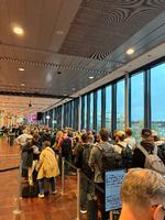 Køen er fortsat lang fredag morgen i Københavns Lufthavn. Foto: Tine Kirkensgaard