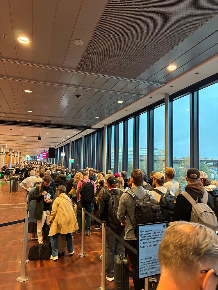 Køen er fortsat lang fredag morgen i Københavns Lufthavn. Foto: Tine Kirkensgaard