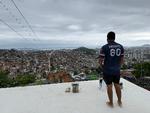 Bernardo da Silva, der er 19 år, kigger ud over Complexo do Alemão, hvor han er født og opvokset. En af hans skolekammerater valgte den kriminelle side og døde i sidste års blodige politiaktion. »Her er ikke mange andre muligheder. De fleste kører mototaxi eller bringer mad ud på motorcykel«. Foto: Peter Krogh Andersen