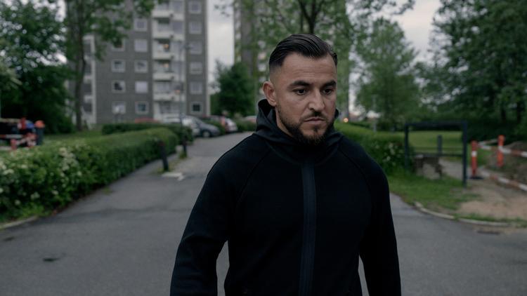 Besir Zeciri spiller mellemlederen Luan, og han skridter ind og ud af Bellahøj for at holde sin og 'fætterens' business kørende.  Foto: Martin Dam Kristensen