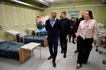 Ukraine-krigen har vist, at civile hospitaler også er militære mål. Derfor har Ukraine flere underjordiske hospitaler, som her i Tjernihiv nord for Kyiv, der fik besøg af Frankrigs europaminister, Benjamin Haddad (tv.), i september. Foto: Genya Savilov/Ritzau Scanpix