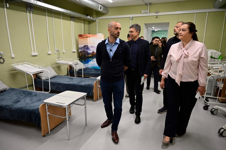 Ukraine-krigen har vist, at civile hospitaler også er militære mål. Derfor har Ukraine flere underjordiske hospitaler, som her i Tjernihiv nord for Kyiv, der fik besøg af Frankrigs europaminister, Benjamin Haddad (tv.), i september. Foto: Genya Savilov/Ritzau Scanpix
