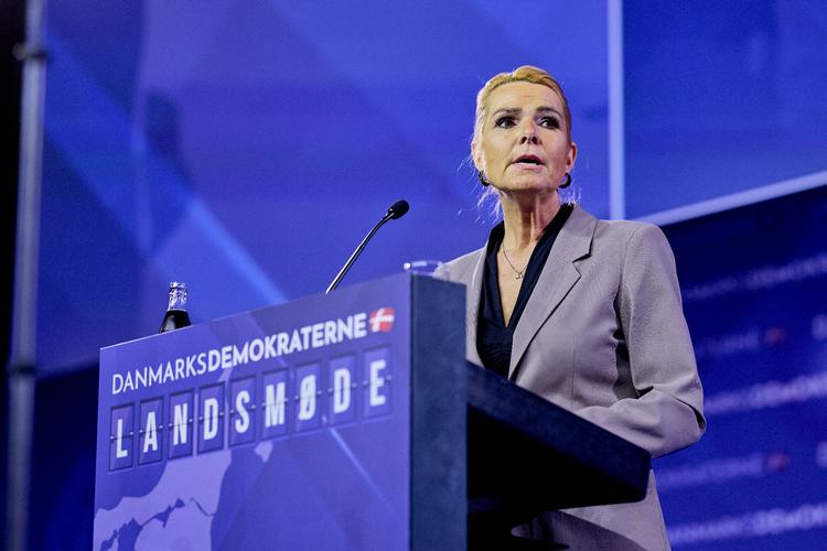 Partiformand for Danmarksdemokraterne Inger Støjberg på talerstolen i Herning Kongrescenter ved partiets landsmøde.  Foto: Mikkel Berg Pedersen/Ritzau Scanpix