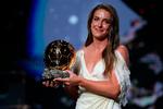 Alexia Putellas med trofæet som årets kvindelige fodboldspiller i Europa. Foto: Franck Fife/Ritzau Scanpix