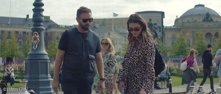 Chiara King, der er både popsanger og model, spiller ganske overbevisende rollen som sig selv i Mike Nybroes lunkne gyser. Foto: Rialto Film