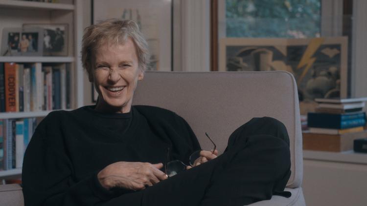 Det er en veloplagt Siri Hustvedt, der i filmen både fremtræder med velkendt alvor og en mere underbelyst munter side af sin personlighed.  Foto: Filmbazar 