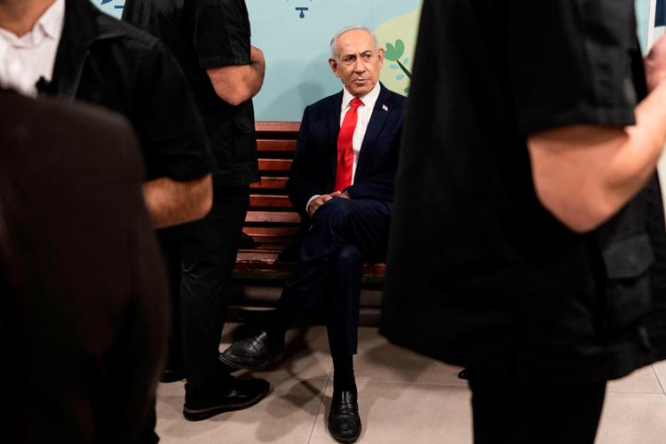 Israels regeringschef, Benjamin Netanyahu, slapper af efter at have stemt ved parlamentsvalget i Israel tidligere i dag. Foto: Jewel Samad/Ritzau Scanpix