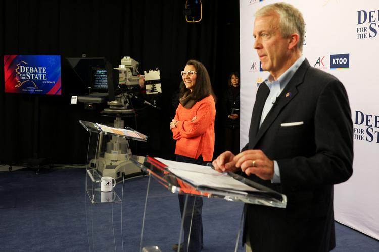 Demokraternes Mary Peltola og republikanernes senator Dan Sullivan ved en tv-duel før midtvejsvalget i Alaska. Den anden Sullivan, Dan J. Jr., deltog ikke i debatten. Foto: Kerry Tasker/Ritzau Scanpix
