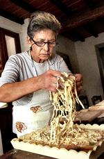 ’Nonnamaxxing’ is used to describe turning to cozy, analog activities like making your own pasta in response to the stresses of digital life. ’Nonna’ is the Italian word for grandmother. Arkivfoto: Bo Svane
