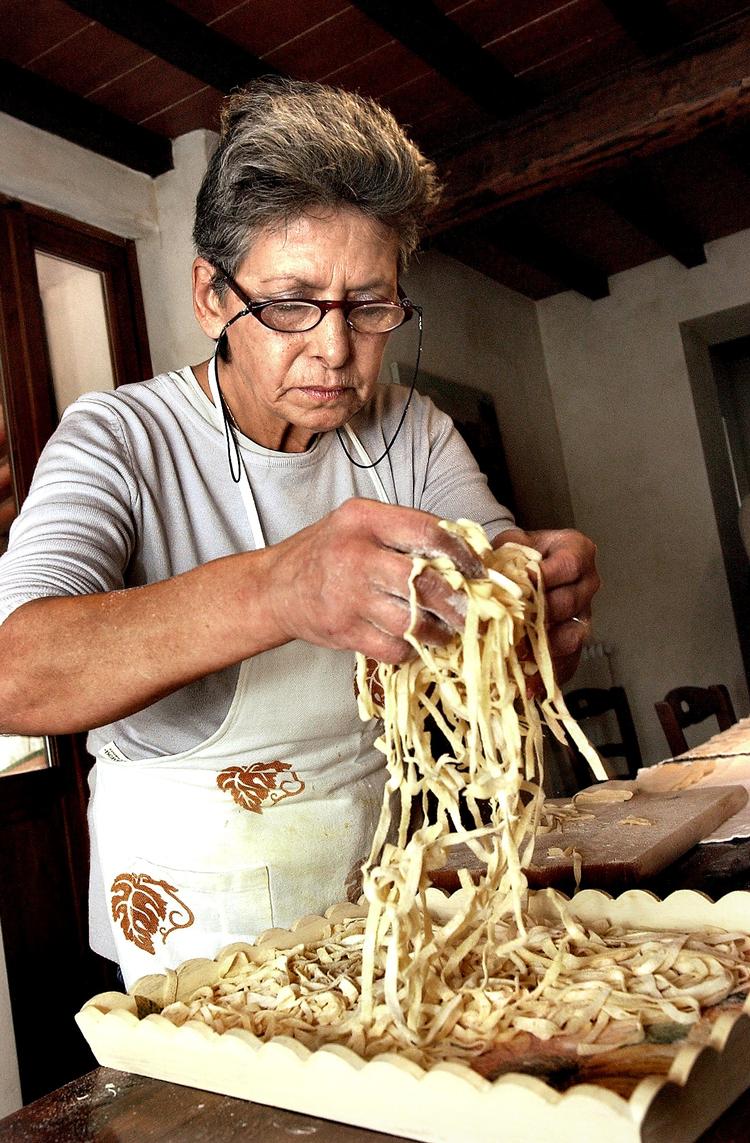 ’Nonnamaxxing’ is used to describe turning to cozy, analog activities like making your own pasta in response to the stresses of digital life. ’Nonna’ is the Italian word for grandmother. Arkivfoto: Bo Svane