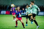  FC Barcelona's Aitana Bonmatí og HB Køge's Macy Schultz i kampen, der blev spillet på Køge stadion.
 d Foto: Sebastian Elias Uth/Ritzau Scanpix