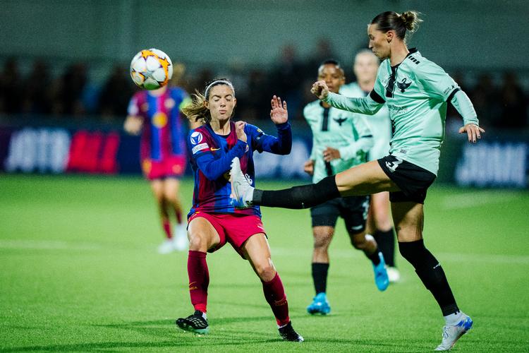  FC Barcelona's Aitana Bonmatí og HB Køge's Macy Schultz i kampen, der blev spillet på Køge stadion.
 d Foto: Sebastian Elias Uth/Ritzau Scanpix