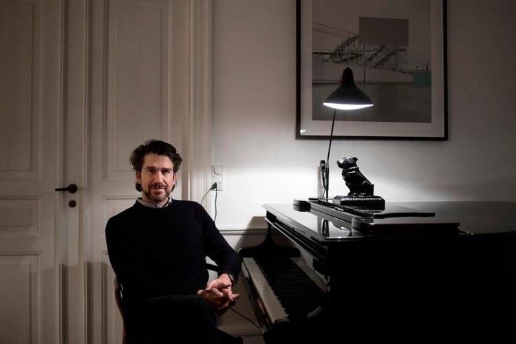 På Nikolaj Koppels flygel har en hund af porcelæn fast plads. Den har han fået af sin søn i julegave. Foto: Nanna Navntof 