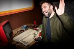 Mikkel Krygers bedste gave er en Amiga 500, som han fik, da computerspil var helt nyt. Her er han fotograferet med en lignende computer på Bip Bip Bar, som huser en mængde gamle gadgets. Foto: Ivan Riordan Boll 
