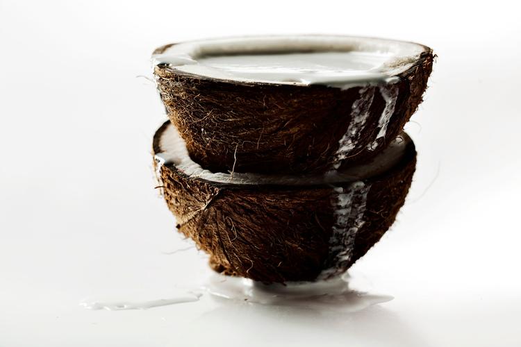 Når kokosmælk konserveres på dåse, kan madvaren blive forurenet med hormonforstyrrende stoffer. Læs her, om de tre dåser du trygt kan købe i Danmark. 