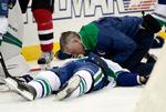 En træner tilser Philip Larsen, der er besvimet efter at være blevet tacklet af Taylor Hall fra New Jersey Devils. Danskeren forlod banen på en båre.  