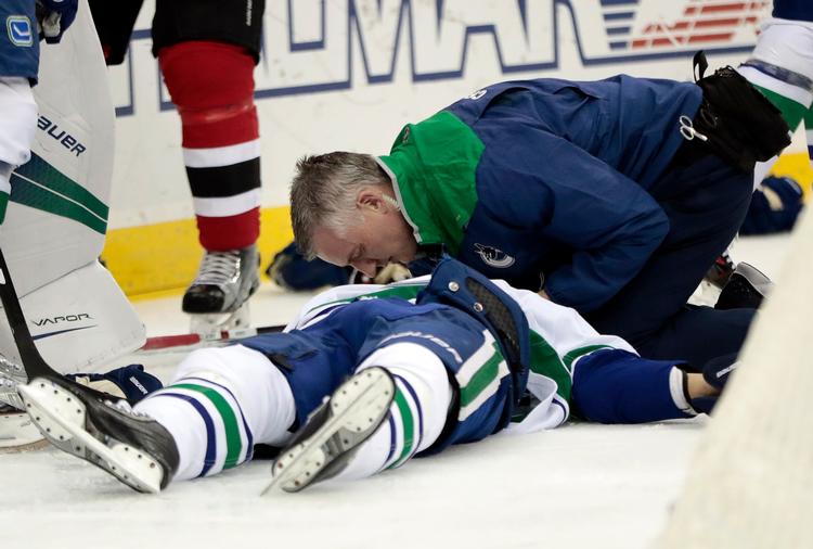 En træner tilser Philip Larsen, der er besvimet efter at være blevet tacklet af Taylor Hall fra New Jersey Devils. Danskeren forlod banen på en båre.  