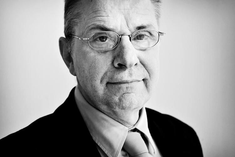 Ifølge Dagbladet Information fik Jørgen Ejbøls beslutning om at blive som næstformand i J/Politiken-koncernen, selv om han også var blevet formand for Jyllands-Postens Fond, medlemmer af Politiken-Fonden til at true med opsplitning af koncernen. 