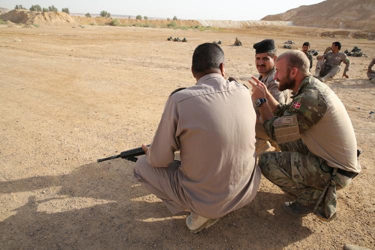 Danske militære trænere i Irak satte punktum for fire ugers intens uddannelse af 301 betjente fra det irakiske grænsepoliti med en parade.  

Foto: Morten Fredslund  