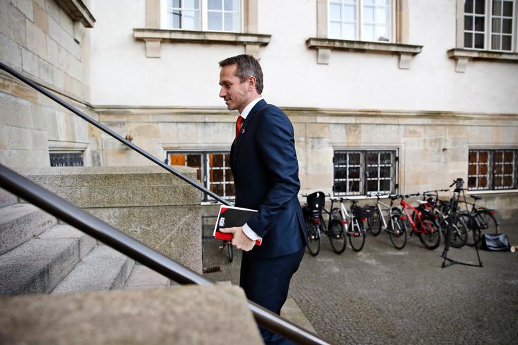 Finansminister Kristian Jensen vil måles på god service, ikke antallet af offentligt ansatte.
 