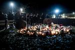 EFTERTANKE. Blomster og tændte lys bliver lagt ved gerningsstedet foran politigården i Albertslund, hvor en politibetjent i går blev skudt. Anthon Unger/POLFOTO